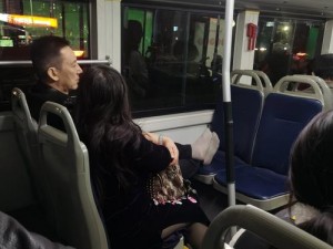 ：公交车 6 人轮换 CH 时，为何有人会感觉不适？如何避免？