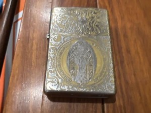 为什么热门的 YSL 蜜桃色 zippo 如此受欢迎？